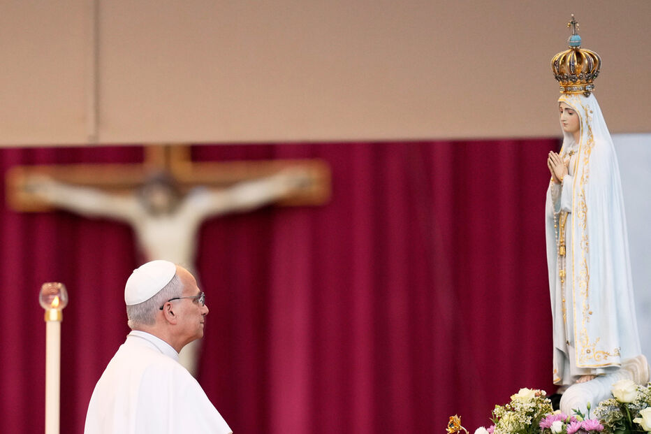 Papa Leão XIV reza junto à imagem de Nossa Senhora de Fátima durante vigília na Praça de São Pedro
