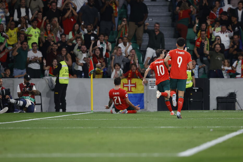 Rúben Neves, com a camisola 21, inaugura o marcador 