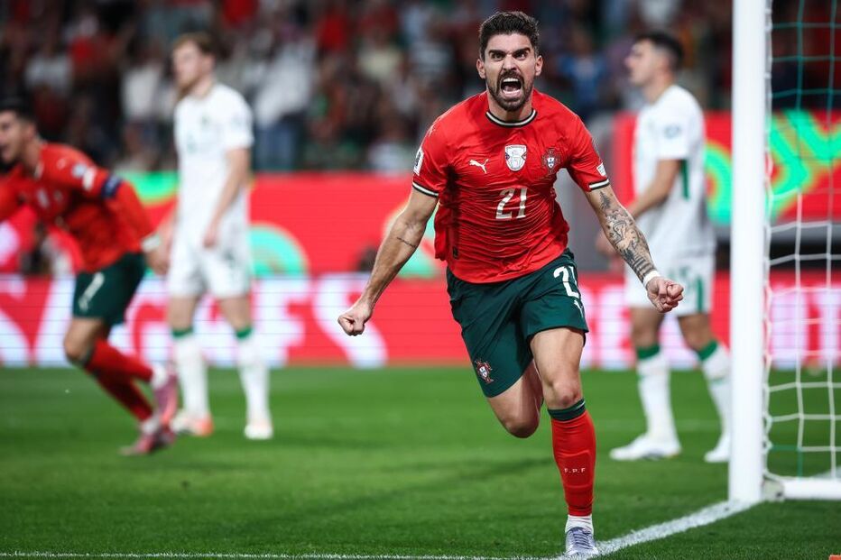Rúben Neves festeja golo que deu vitória a Portugal