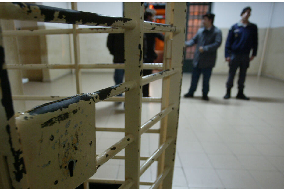 Reclusa transexual agride guarda prisional em Santa Cruz do Bispo