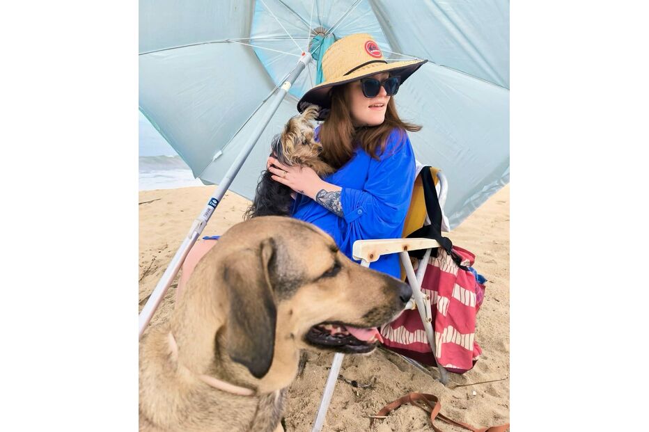 Jovem veterinária pondera eutanásia devido a doença rara e dores intensas