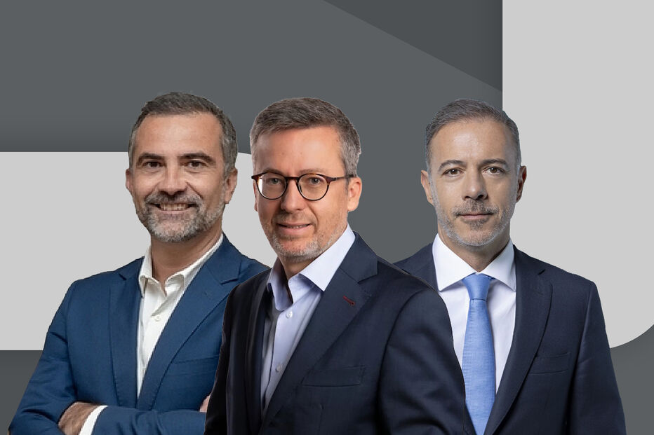 Três homens sorriem em campanha para as eleições autárquicas