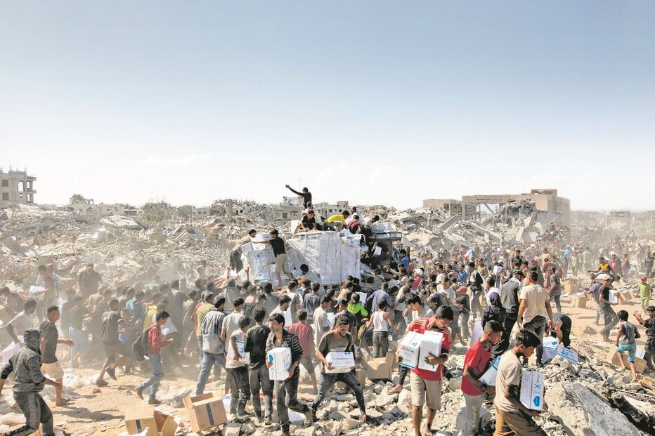 Primeiros camiões com ajuda humanitária entraram ontem em Gaza e foram imediatamente cercados por civis desesperados 