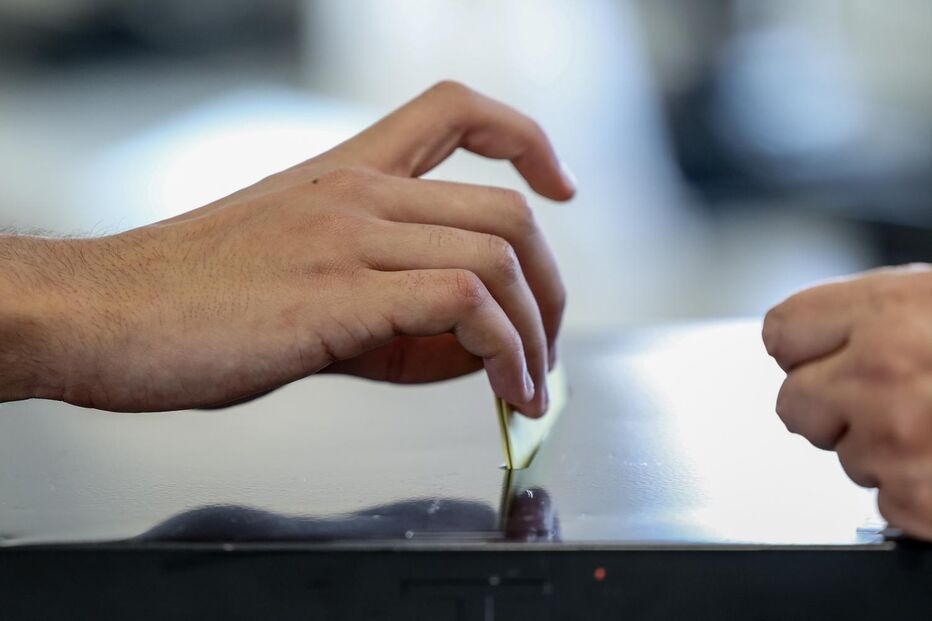 Eleitor coloca o boletim de voto