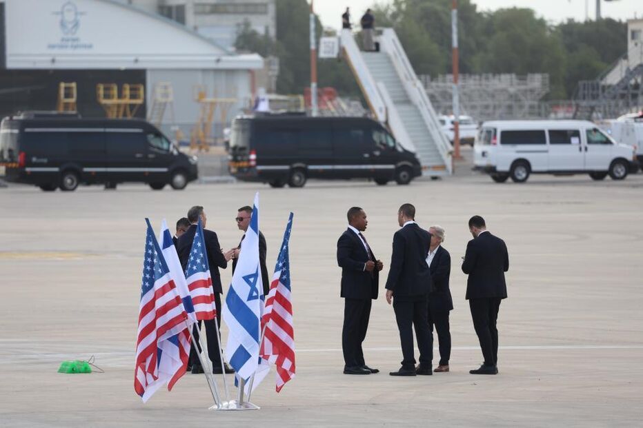 Donald Trump recebido por Benjamin Netanyahu à chegada a Israel
