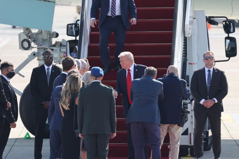 Donald Trump recebido por Benjamin Netanyahu à chegada a Israel