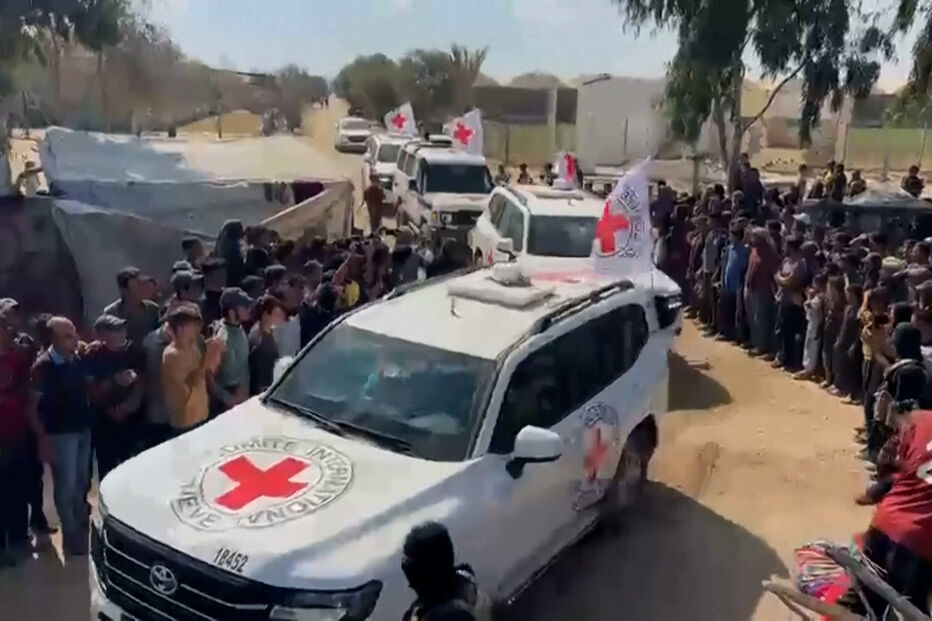 Veículos da Cruz Vermelha começam a transportar o próximo grupo de reféns israelitas em Gaza, rumo a Israel 