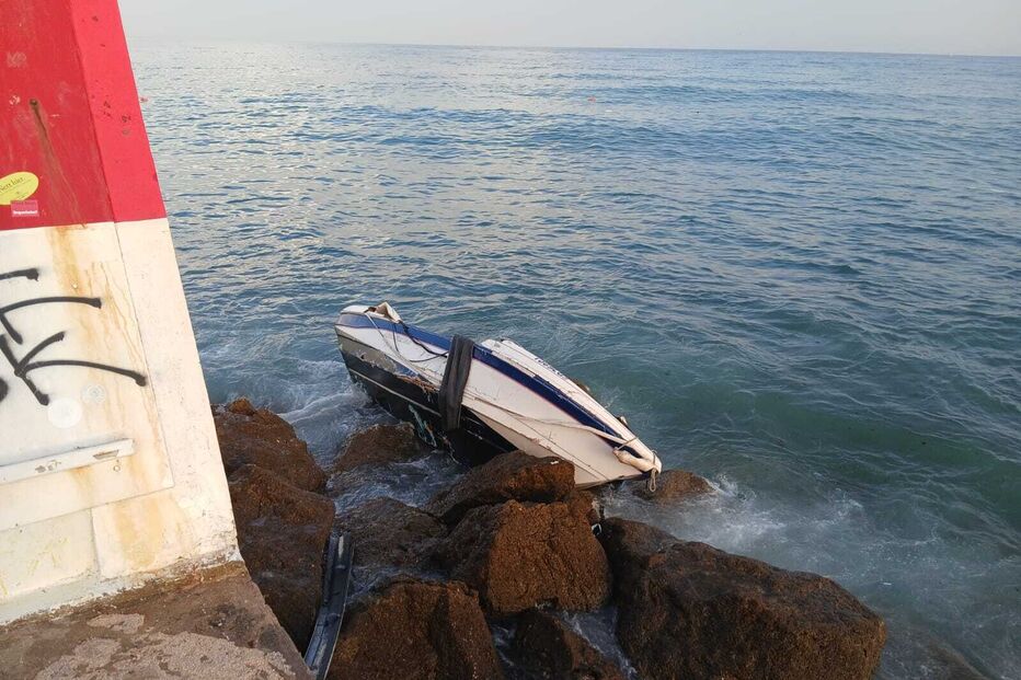 Pescador auxiliado após naufrágio em Lagos
