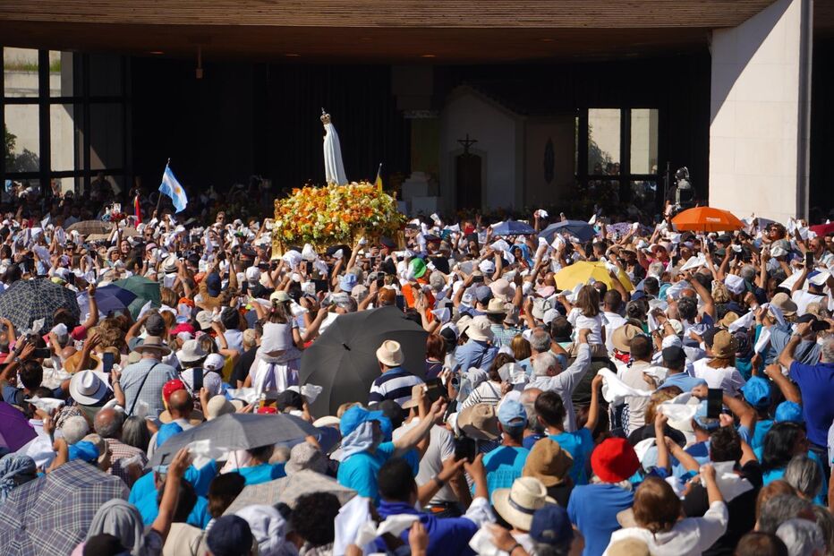 Fiéis em Fátima celebram com imagem de Nossa Senhora e mensagens de paz e esperança