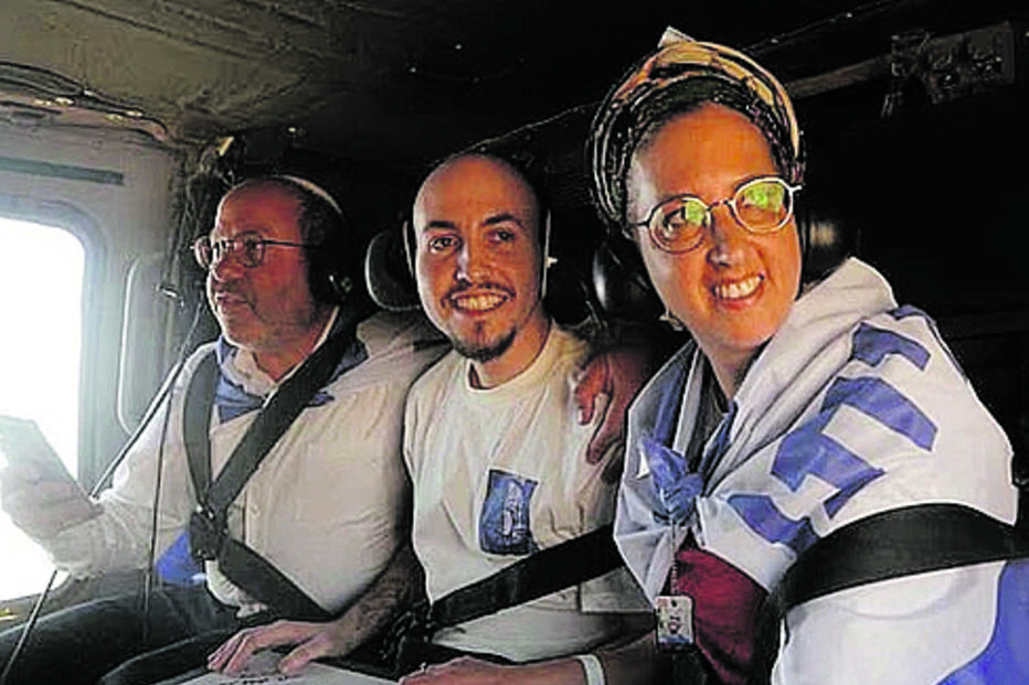 Reféns foram entregues à Cruz Vermelha e levados de helicóptero para Israel, onde foram recebidos com alívio e emoção pelos familiares 