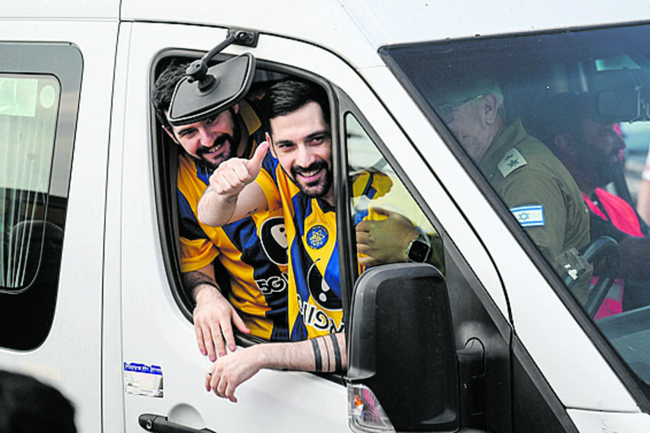 Reféns foram entregues à Cruz Vermelha e levados de helicóptero para Israel, onde foram recebidos com alívio e emoção pelos familiares 