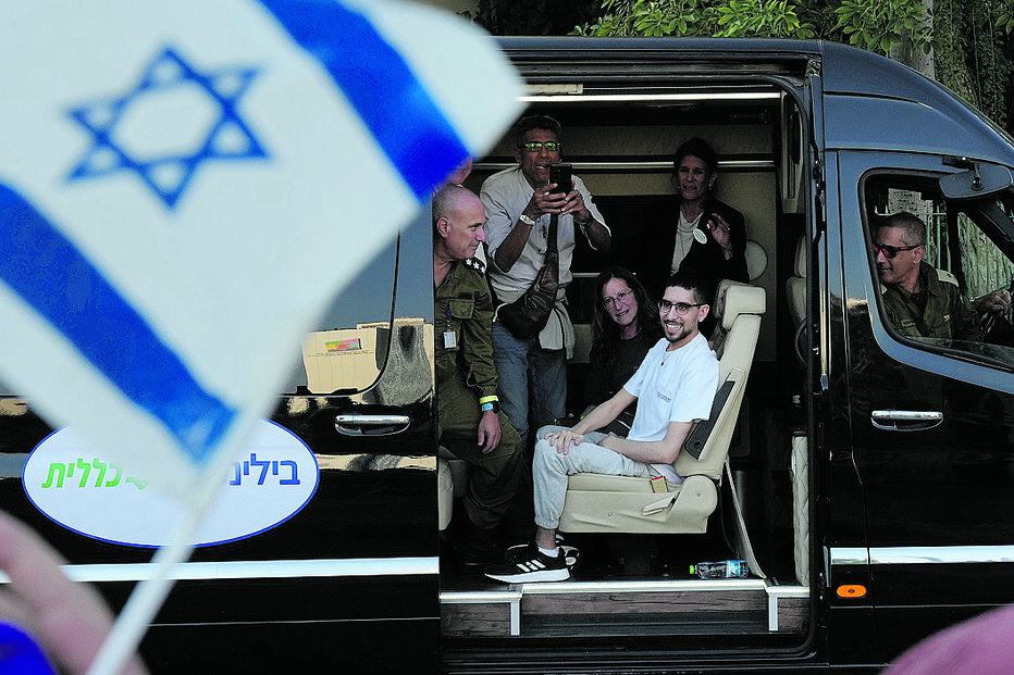 Reféns foram entregues à Cruz Vermelha e levados de helicóptero para Israel, onde foram recebidos com alívio e emoção pelos familiares 