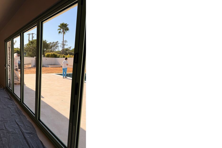 Lourenço Ortigão e Kelly Bailey mostram a construção da sua moradia de luxo com piscina