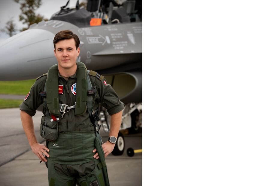 Piloto da Força Aérea da Dinamarca junto a um caça F-16 Fighting Falcon