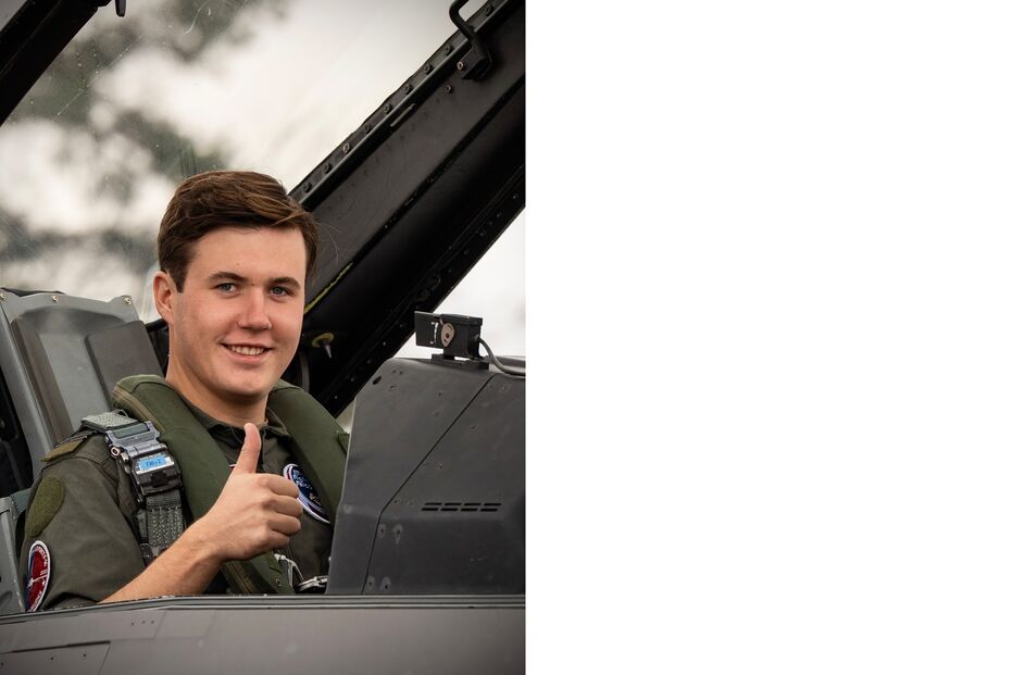 Piloto sorri dentro da cabine de um caça