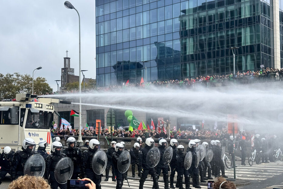 Bruxelas: Protesto contra medidas de austeridade termina com confrontos entre polícia e manifestantes.
