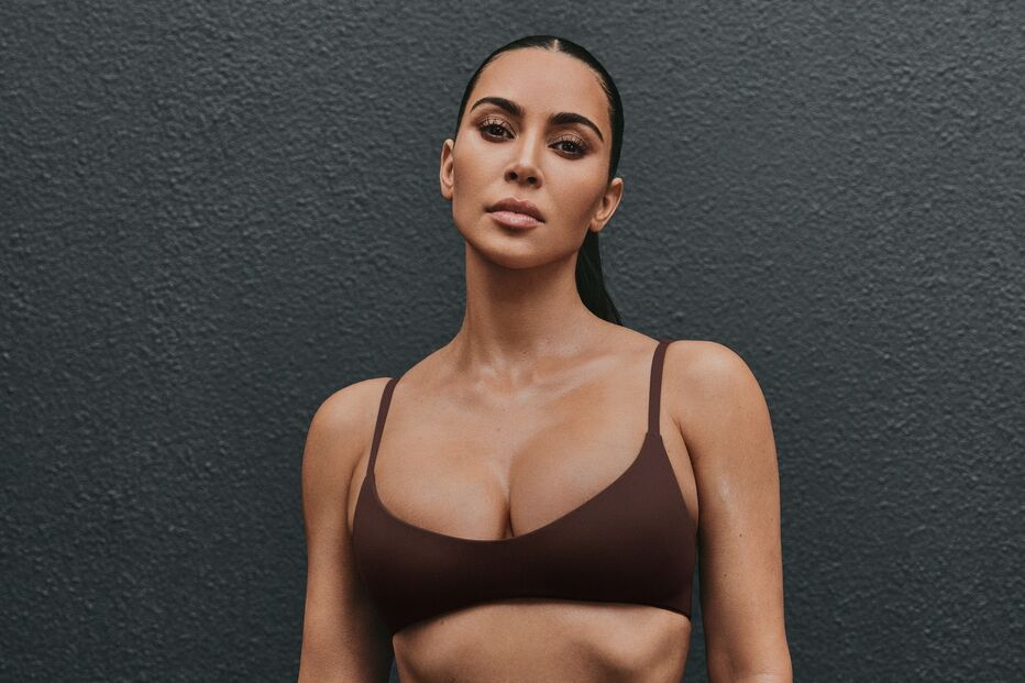 Kim Kardashian mostra roupa desportiva castanha