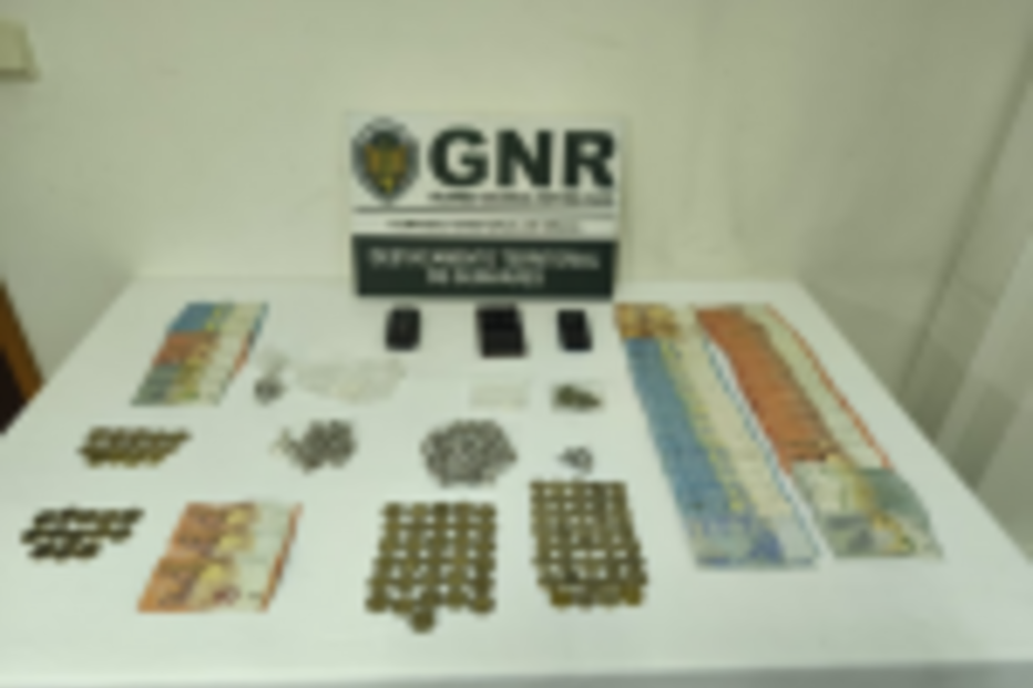GNR apreende droga e dinheiro a suspeitos de tráfico após denúncia de furto
