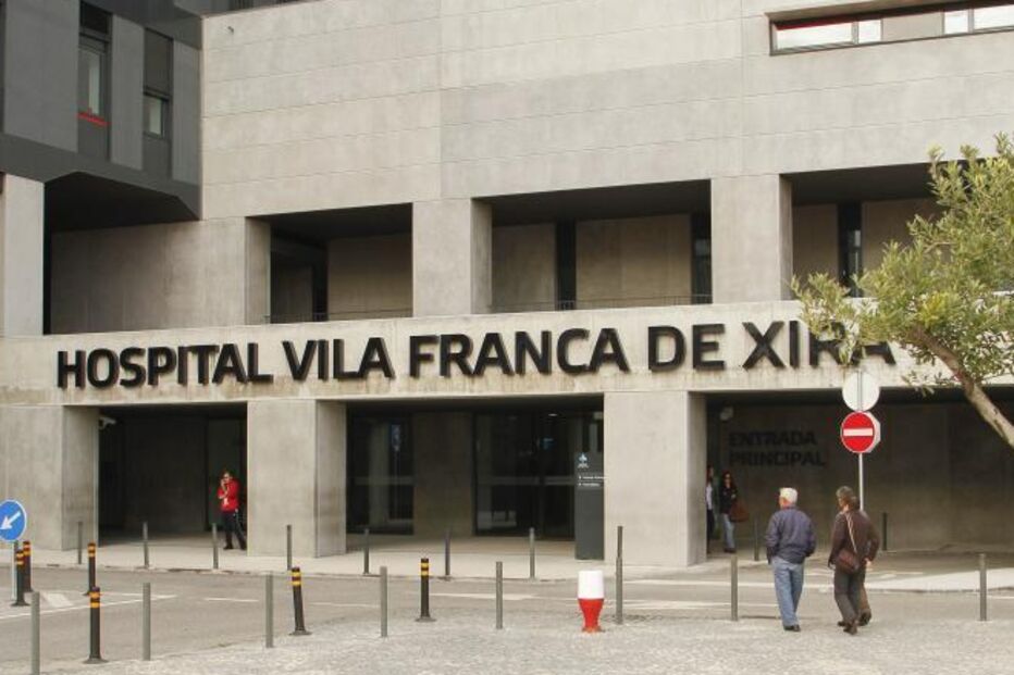 Fachada do Hospital Vila Franca de Xira com pessoas a circular na entrada