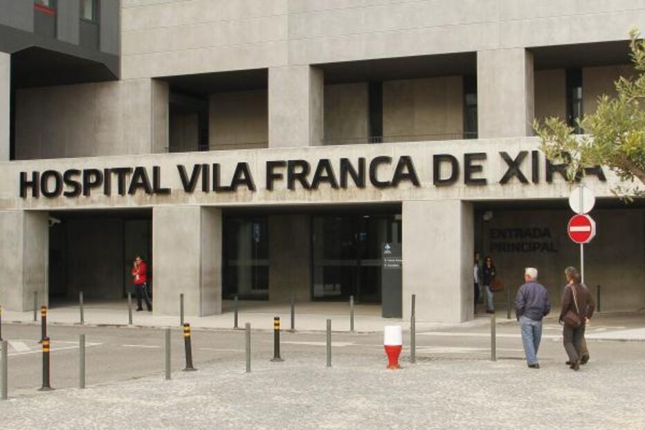 Fachada do Hospital Vila Franca de Xira com pessoas a circular na entrada