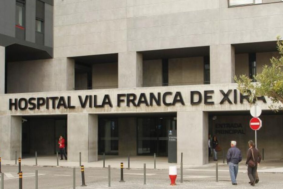 Fachada do Hospital Vila Franca de Xira com pessoas a circular na entrada