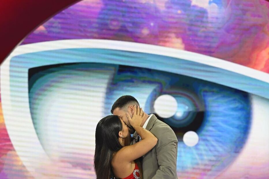 Liliana troca beijos com Fábio no 'Casa dos Segredos'. Zé ganha apoio