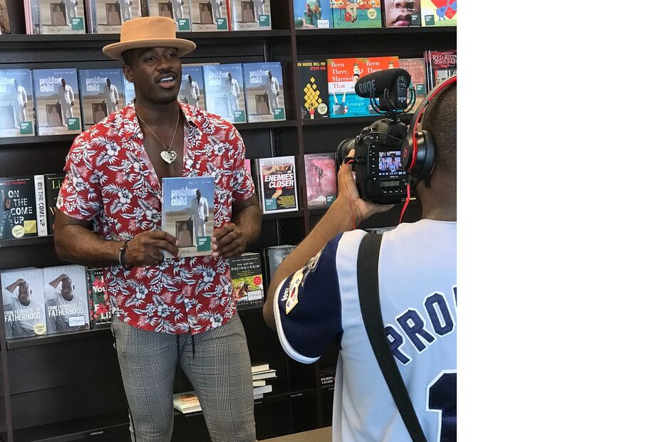 Autor divulga o livro 