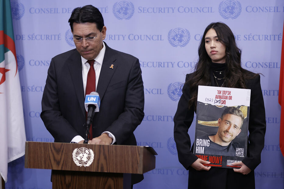 Noa Argamani a pedir a libertação do namorado Avinatan Or