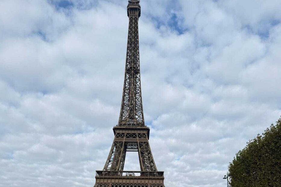 Militares portugueses e cães de guerra em exercício na França, frente à Torre Eiffel