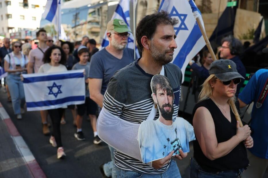 Funeral de Guy Illouz, um dos reféns mortos entregues pelo Hamas na segunda-feira