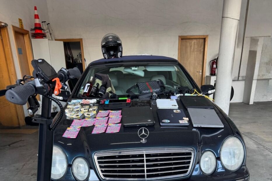 GNR apreende material roubado, incluindo cartões, carro e trotinetes.
