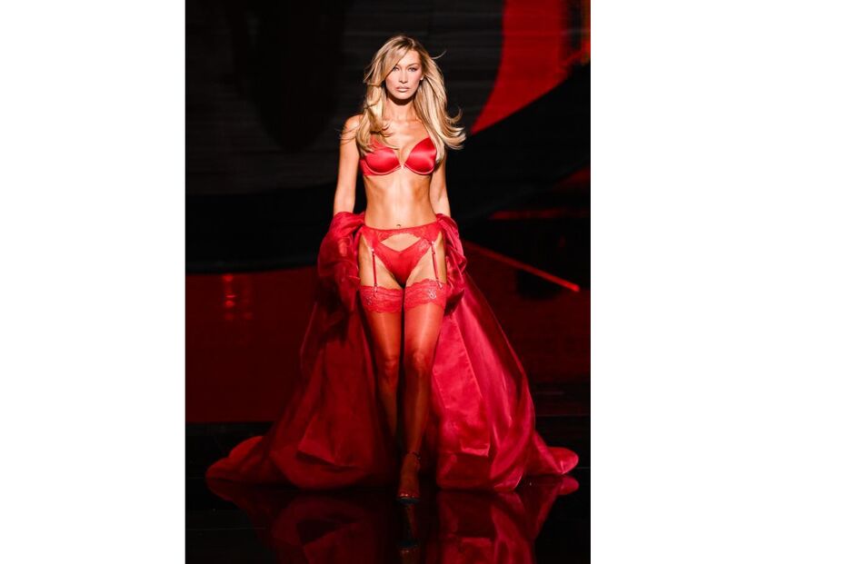 Bella Hadid desfila na Victoria's Secret após internamento