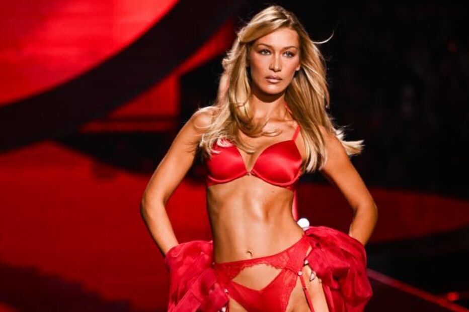 Bella Hadid desfila para a Victoria's Secret após internamento