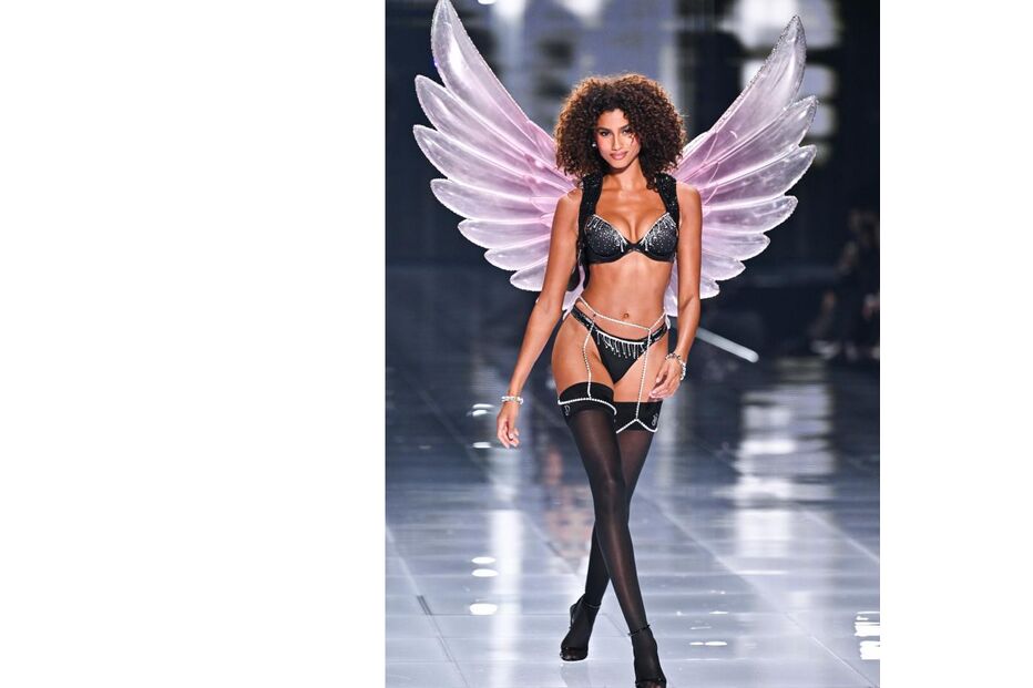 Modelo no desfile da Victoria's Secret em Nova Iorque