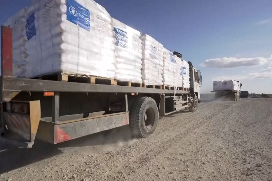 Camiões do Programa Alimentar Mundial preparam-se para entregar ajuda humanitária em Gaza  