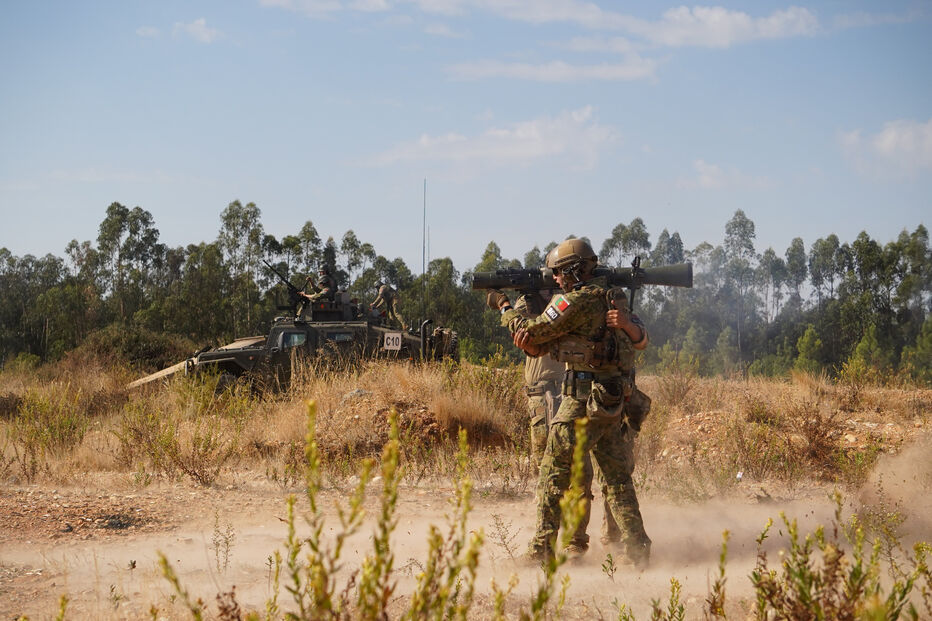 Militares portugueses treinam com lança-foguetes em exercício