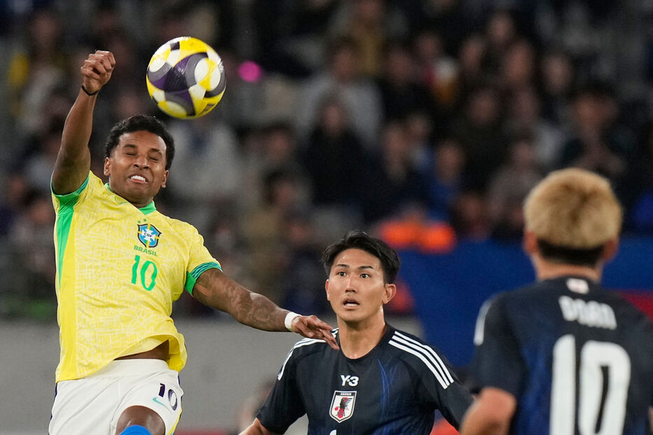 Futebolistas do Brasil e Japão disputam a bola durante jogo do Mundial2026