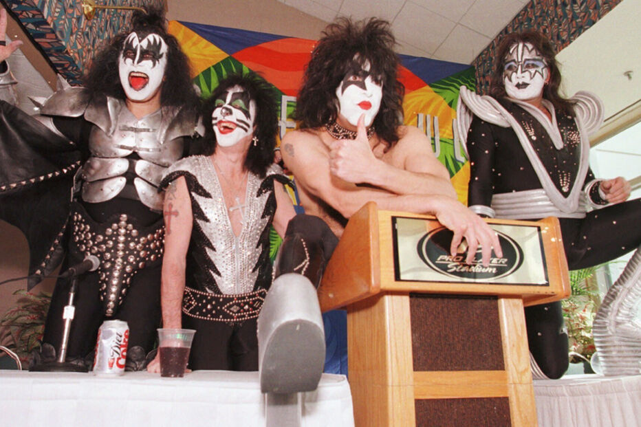 Membros dos Kiss reunidos após a morte de Ace Frehley, guitarrista da banda