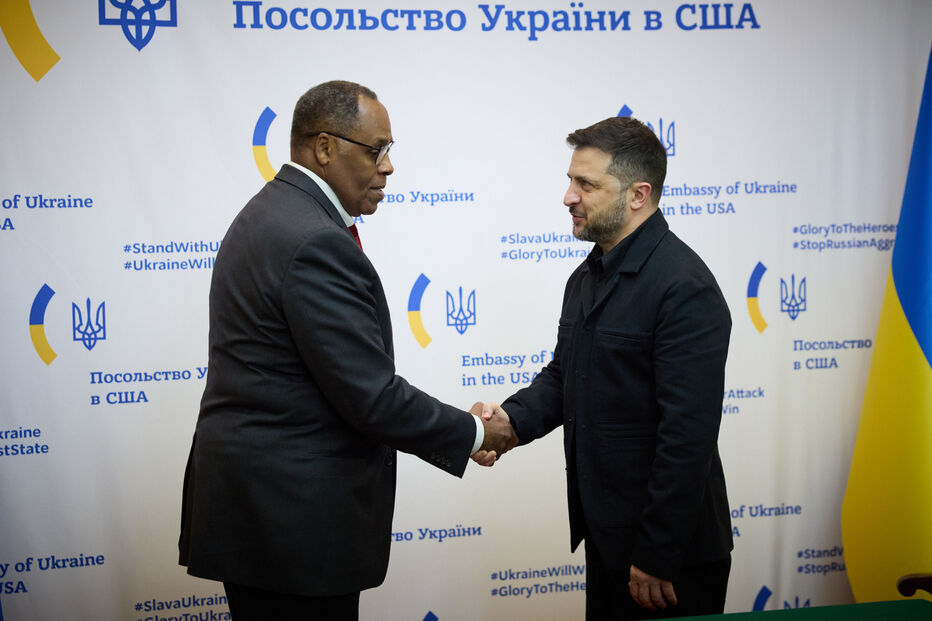 Zelensky com representante de fabricante de mísseis Tomahawk