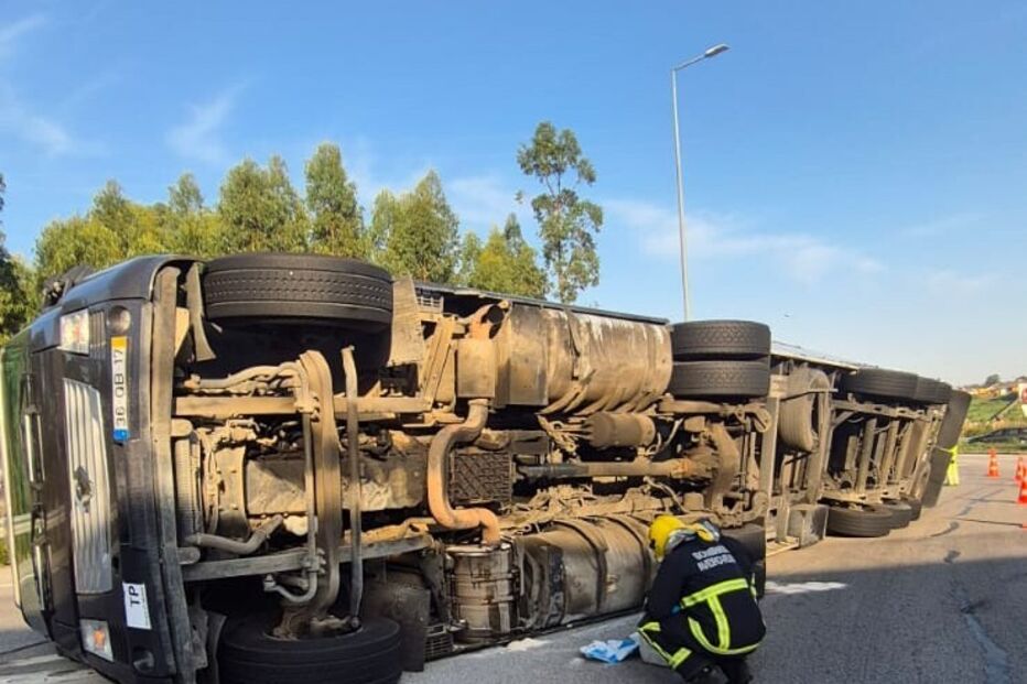 Homem ferido em despiste de camião na EN235 em Aveiro