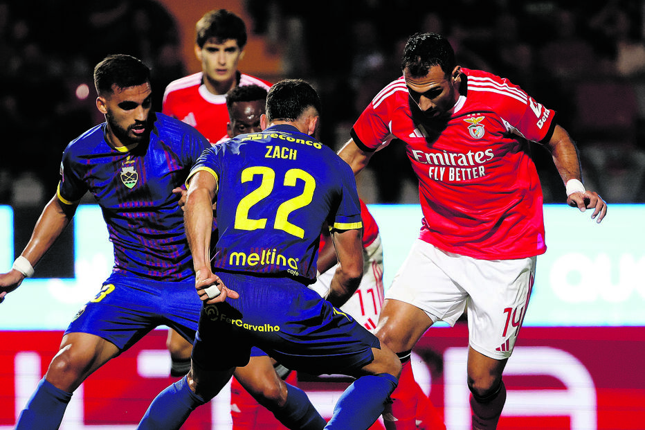 Pavlidis, autor dos dois golos, tenta passar por dois jogadores do Desportivo de Chaves 