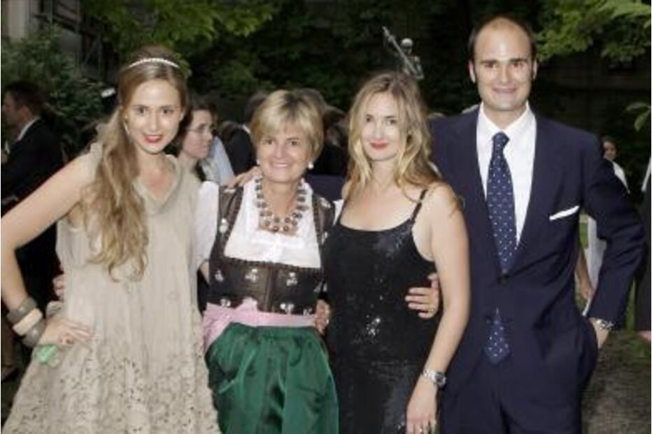 Um grupo de pessoas posa para uma fotografia num evento