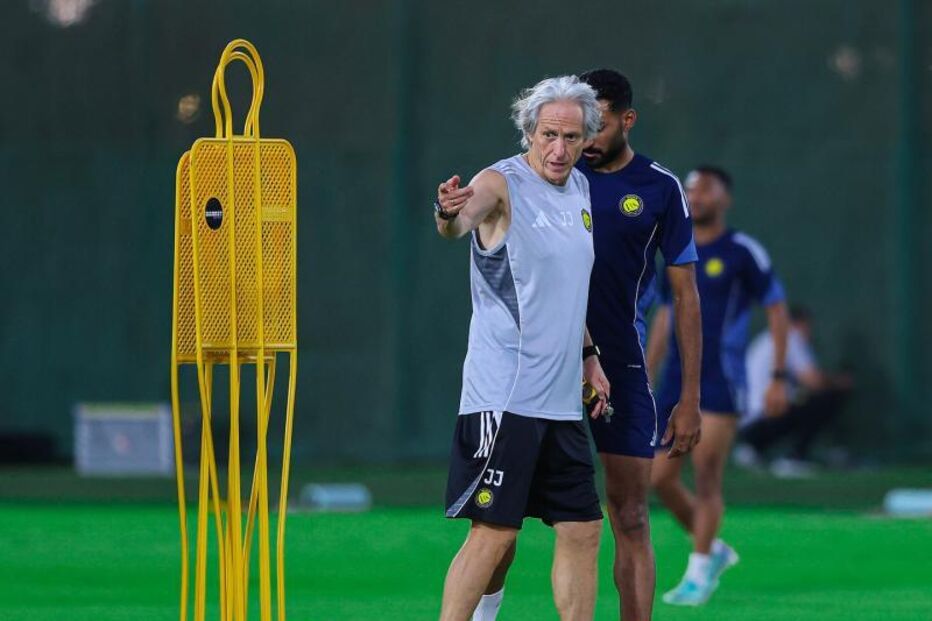 Jorge Jesus encontra gatinha em treino do Al Nassr, na Arábia Saudita
