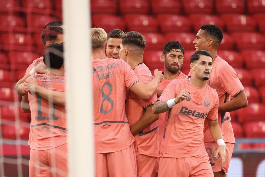 Jogadores do FC Porto celebram golo frente ao Celoricense na Taça de Portugal