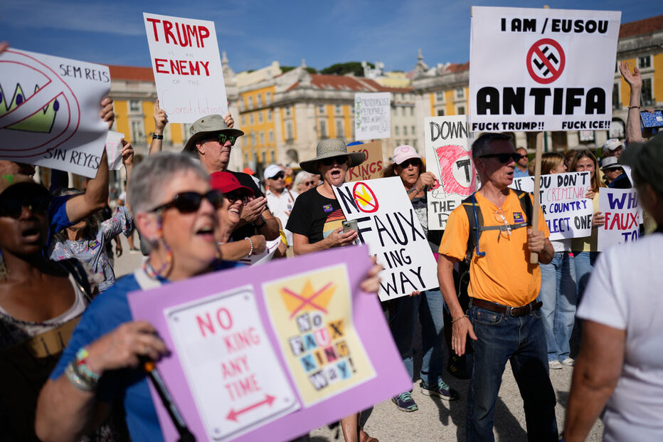 Americanos protestam contra Trump em Lisboa com cartazes e cânticos.

