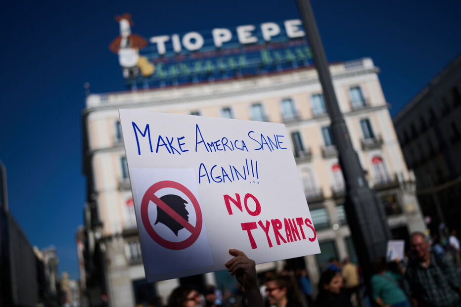 Protesto contra Trump em Espanha: manifestantes apelam à sanidade na América