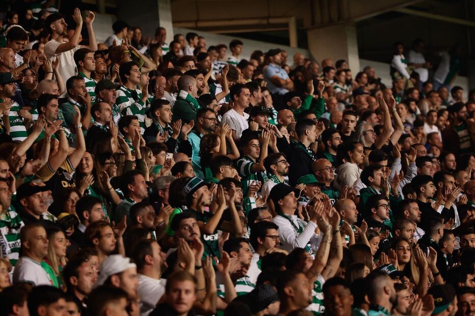 Adeptos do Sporting no Estádio Capital do Móvel apoiam a equipa contra o Paços de Ferreira