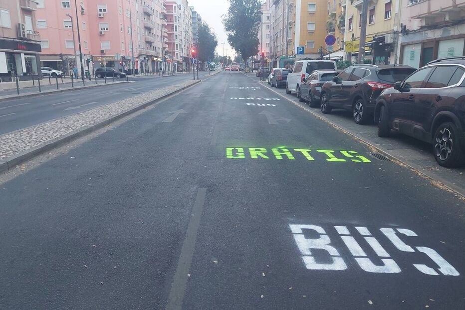 Apoiantes do movimento Fim ao Fóssil pintam nova faixa BUS na Avenida de Roma