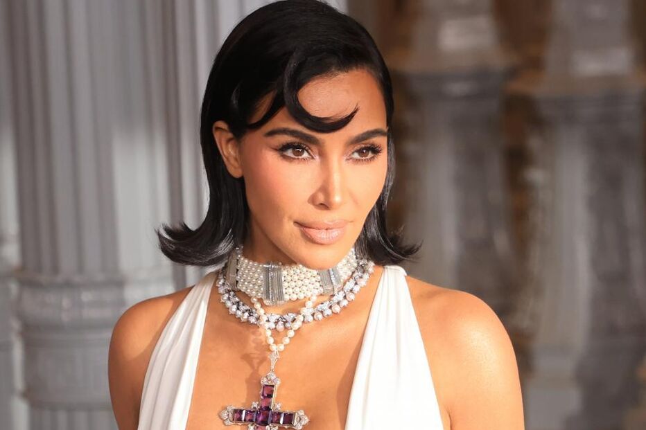 Kim Kardashian surge em evento com visual excêntrico em Los Angeles