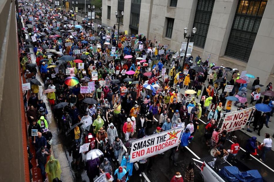 Protesto contra Trump com cartazes como 